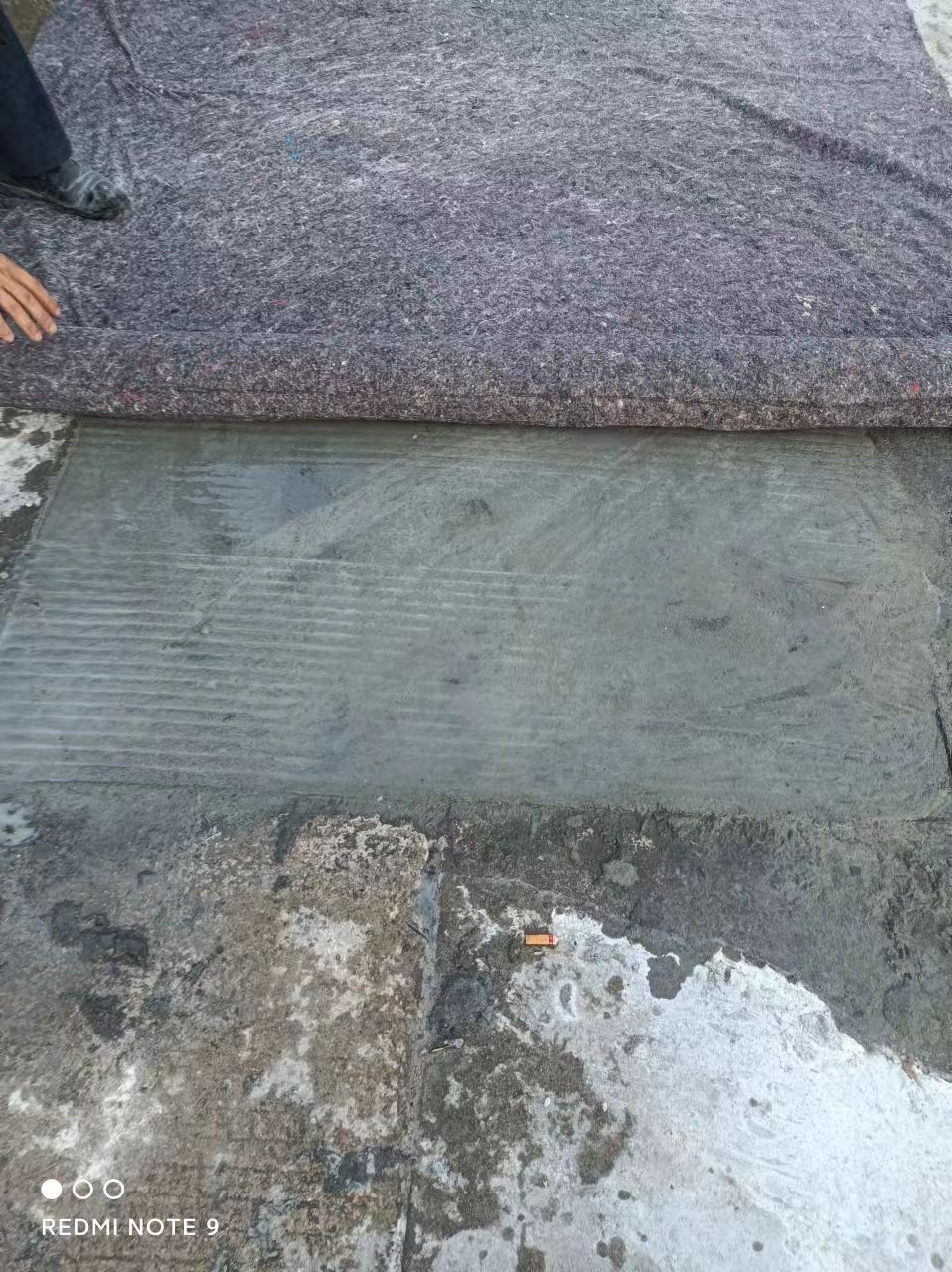 地面洒水养护.jpg
